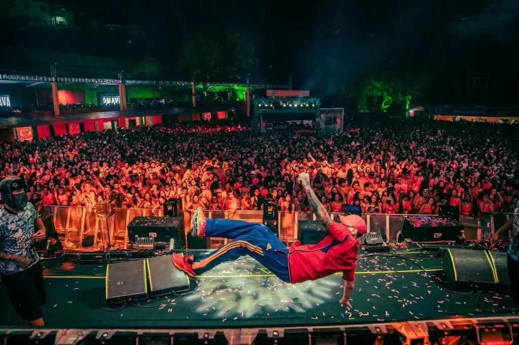 Artistas que fazem músicas pelo celular: o som da rua direto do celular